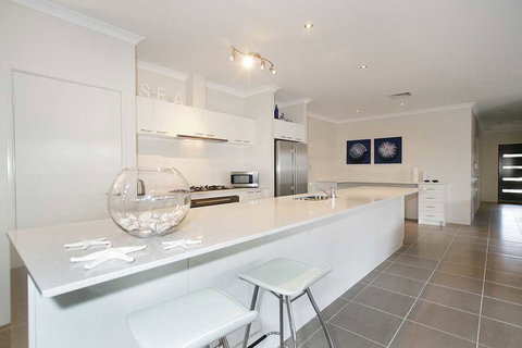 Penguin 4 Bedroom House By Shoalwater Executive Homes - Tourism Caloundra 0