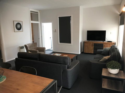 Penguin Seaside Motel - Tourism Caloundra 2