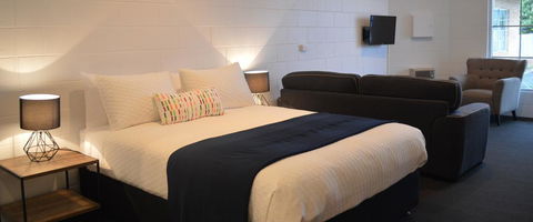 Penguin Seaside Motel - Tourism Caloundra 0