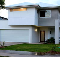 Petrie Beach Holiday Home - Tourism Caloundra