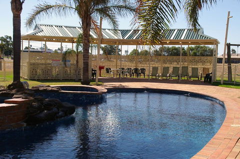 Pines Country Club Motor Inn - Tourism Caloundra 2