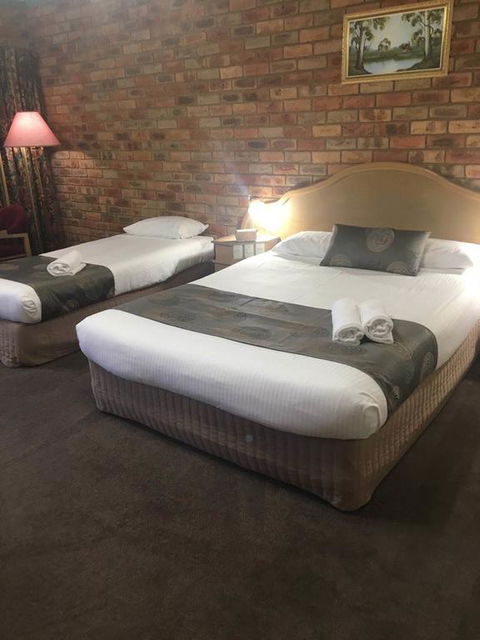 Pines Country Club Motor Inn - Tourism Caloundra 3