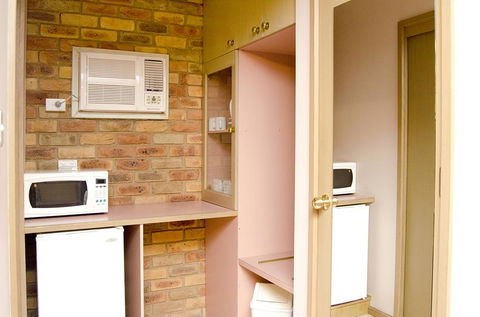 Pines Country Club Motor Inn - Tourism Caloundra 0