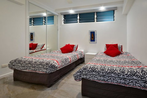 POINCIANA 101 HAMILTON ISLAND CENTRALLY LOCATED 3 BEDROOM, Plus BUGGY!! - Tourism Caloundra 1