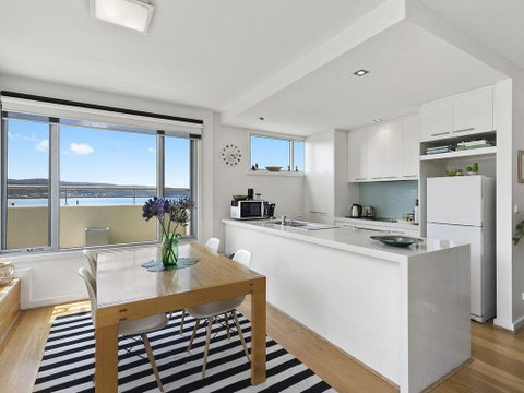 POINT GREY APARTMENT ONE - VIEWPOINT - Tourism Caloundra 1