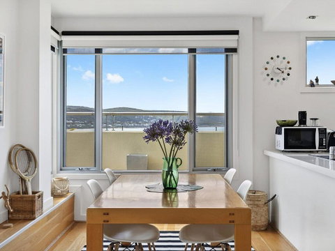 POINT GREY APARTMENT ONE - VIEWPOINT - Tourism Caloundra 3
