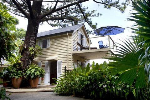 Port Douglas Cottage & Lodge - Tourism Caloundra 0