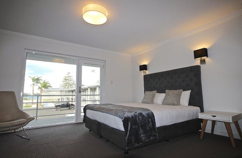 Quays Hotel - Tourism Caloundra 1