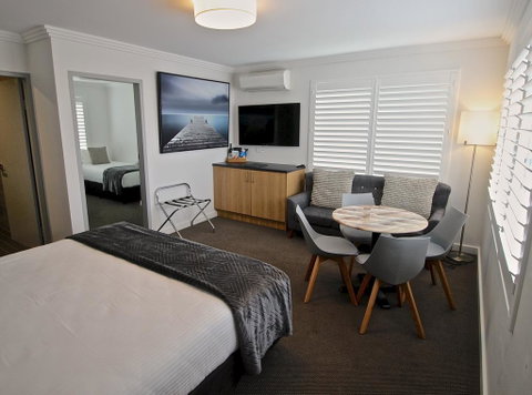 Quays Hotel - Tourism Caloundra 2