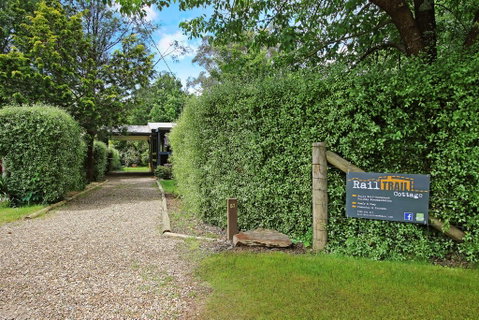 Rail Trail Cottage - BRIGHT - Tourism Caloundra 0