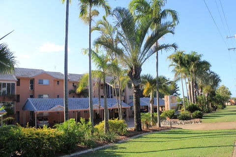 Rainbow Sands Resort - Tourism Caloundra 1
