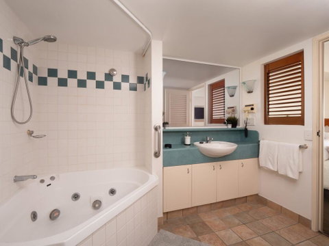 Ramada Golden Beach Unit 506 - Tourism Caloundra 3