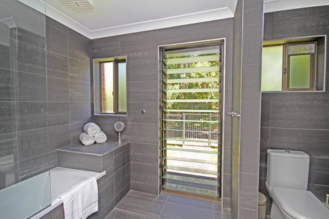 Red Door Beach House - Marcoola Beach - PET FRIENDLY, FOXTEL, WIFI, 500 BOND, Linen Supplied - Tourism Caloundra 3