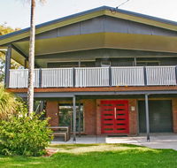 Red Door Beach House - Marcoola Beach - PET FRIENDLY FOXTEL WIFI 500 BOND Linen Supplied - Tourism Caloundra