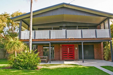 Red Door Beach House - Marcoola Beach - PET FRIENDLY, FOXTEL, WIFI, 500 BOND, Linen Supplied - Tourism Caloundra 0