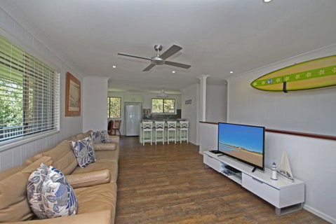Red Door Beach House - Marcoola Beach - PET FRIENDLY, FOXTEL, WIFI, 500 BOND, Linen Supplied - Tourism Caloundra 2
