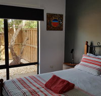 Red Ochre - Large 1BR with Private Courtyard - Tourism Caloundra
