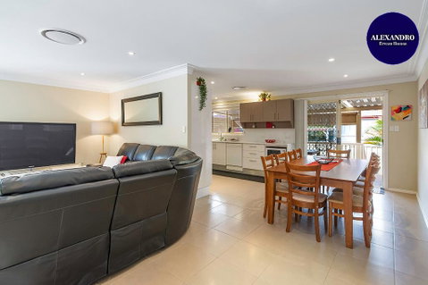 RELAXED COASTAL GETAWAY // MOMENTS TO WATERFRONT - Tourism Caloundra 0