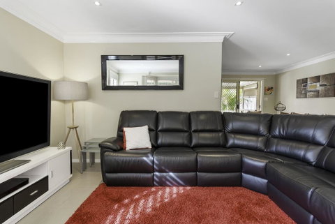 RELAXED COASTAL GETAWAY // MOMENTS TO WATERFRONT - Tourism Caloundra 3