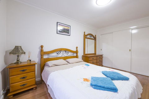 Rent Melbourne - Tourism Caloundra 3