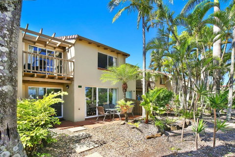 Resort Style - The Oasis Resort Villa 7, 2 Landsborough Pde - Tourism Caloundra 0