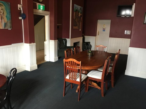 Royal Exchange Hotel - Tourism Caloundra 3