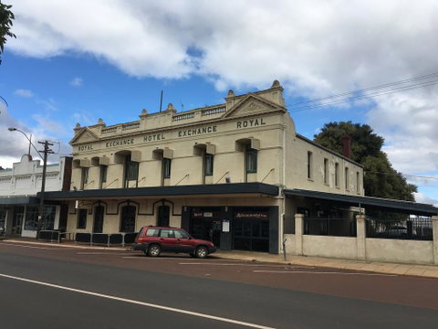 Royal Exchange Hotel - Tourism Caloundra 0