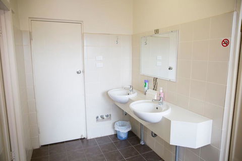 Royal Hotel Wyong - Tourism Caloundra 1
