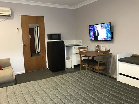 Roydons Motor Inn - Tourism Caloundra 0