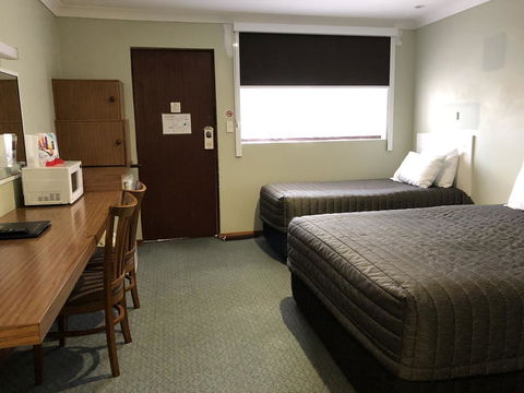 Roydons Motor Inn - Tourism Caloundra 2