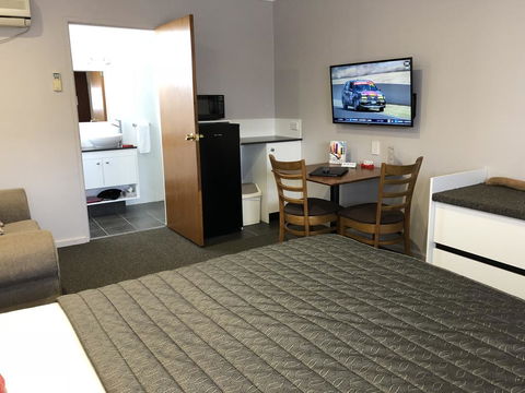 Roydons Motor Inn - Tourism Caloundra 1