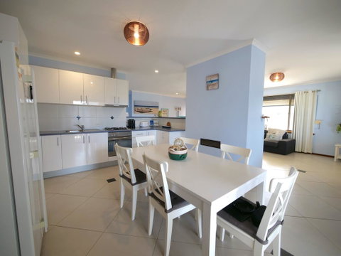 Salty Air Apartments Kingscote Kangaroo Island - Tourism Caloundra 3