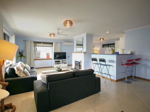 Salty Air Apartments Kingscote Kangaroo Island - Tourism Caloundra 2