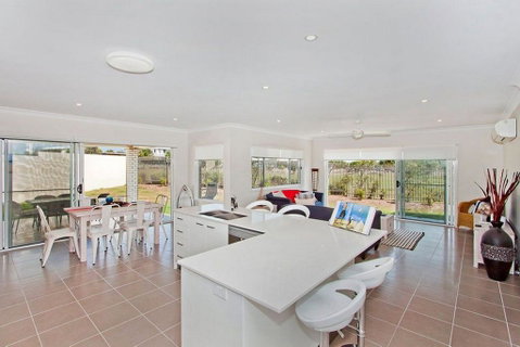 SALTY PAUSE @ BONDI HOUSE - Tourism Caloundra 1