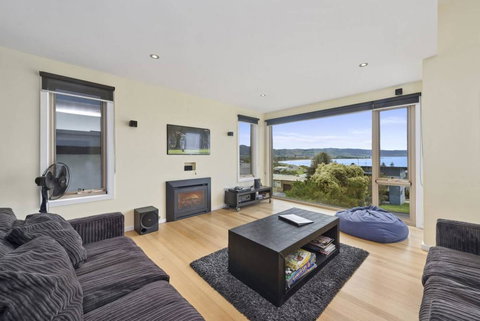 SEA SPECTACULAR - Seconds From The Beach! - Tourism Caloundra 2