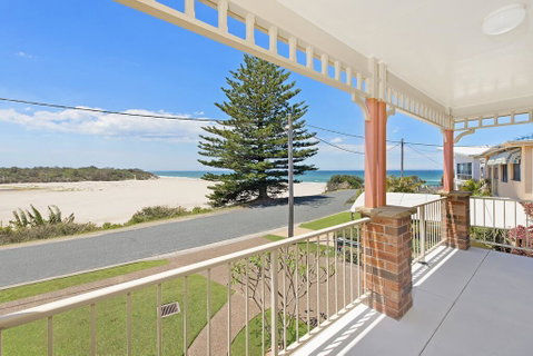 SEASCAPE - An Enticing Lakeside Escape - Tourism Caloundra 0