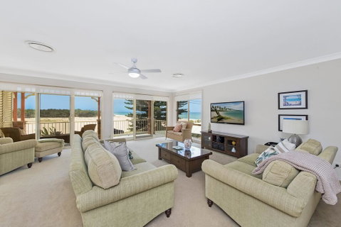 SEASCAPE - An Enticing Lakeside Escape - Tourism Caloundra 1