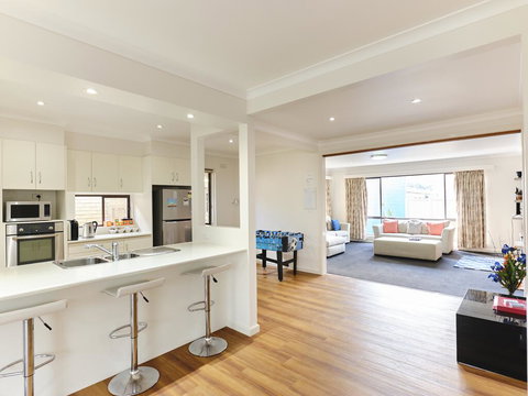 Skymirror Villa - Tourism Caloundra 3