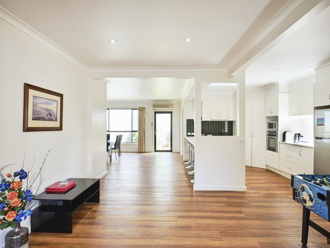 Skymirror Villa - Tourism Caloundra 0