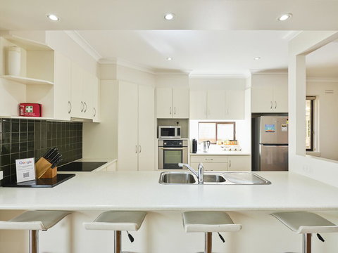 Skymirror Villa - Tourism Caloundra 1