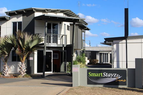 Smart Stayzzz Inns - Tourism Caloundra 0