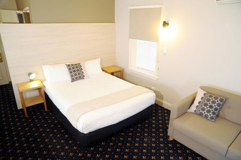 Sovereign Hill Hotel - Tourism Caloundra 1