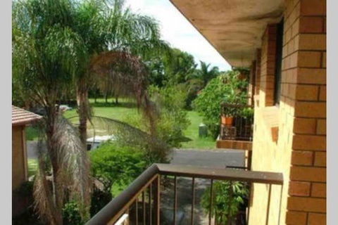 Spacious 2 Bedroom Beach Side Apartment - Close To Shopping Centre With Coles, Health Food Shop, Sushi, Pizza, Cafes, Hairdresse - Tourism Caloundra 3