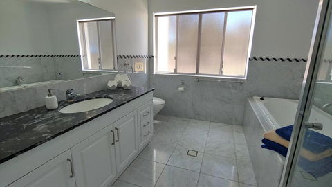 Spacious 2 Bedroom Unit, Private Bath, Kitchen, RV Parking On 5 Acres, 10 Min To Fraser Island Barge - Tourism Caloundra 2