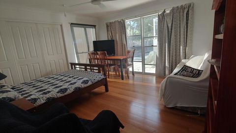 Spacious 2 Bedroom Unit, Private Bath, Kitchen, RV Parking On 5 Acres, 10 Min To Fraser Island Barge - Tourism Caloundra 3