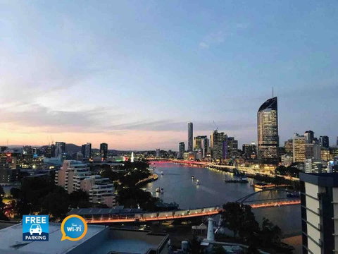 Spacious River Front 2 Bed Apt Central Location - Tourism Caloundra 0