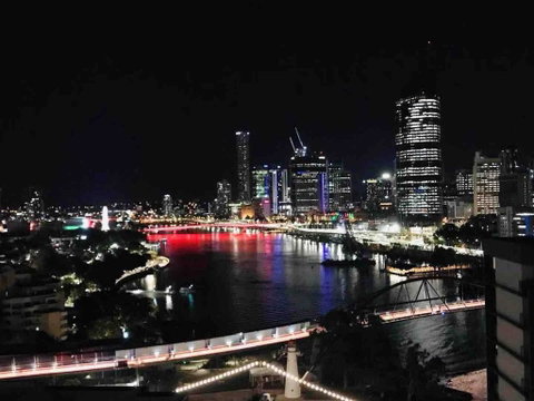 Spacious River Front 2 Bed Apt Central Location - Tourism Caloundra 3