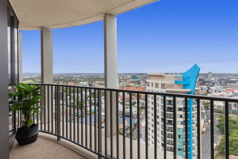 SPIRE - Fast Internet Monthly Stays W Carpark - Tourism Caloundra 3