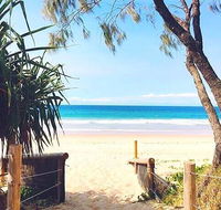 Steps from Mudjimba Beach 3 BR Apt Sunshine Coast with WIFIPoolParking - Tourism Caloundra