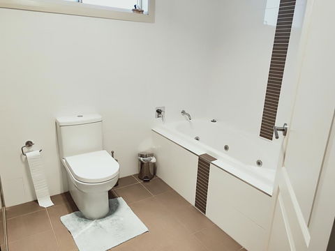 Stylish Private Bathroom-Luxurious Modern Big Home - Tourism Caloundra 2